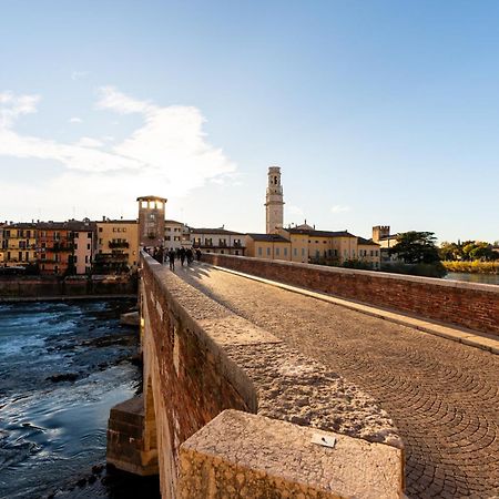 La Finestra Sul Ponte By Postcardsfrom Bed & Breakfast Verona Exterior photo