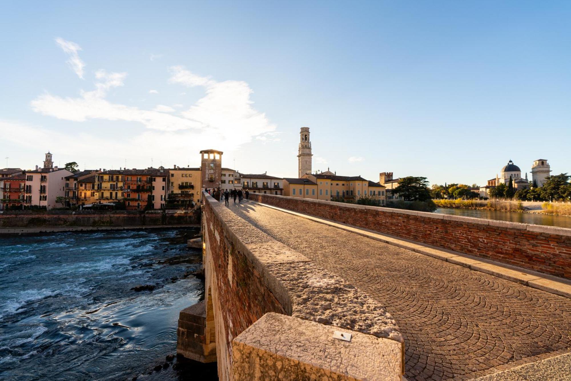 La Finestra Sul Ponte By Postcardsfrom Bed & Breakfast Verona Exterior photo