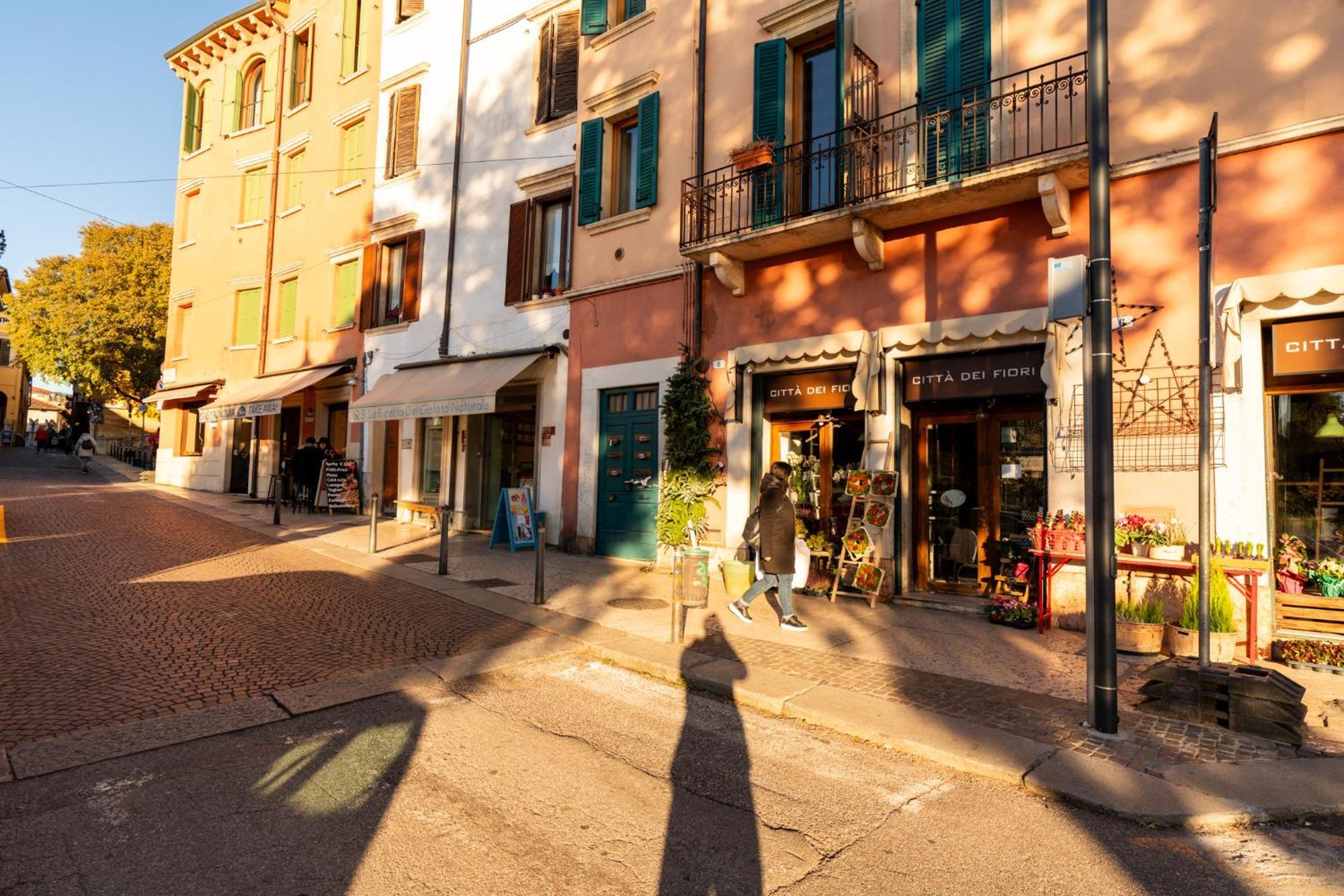La Finestra Sul Ponte By Postcardsfrom Bed & Breakfast Verona Exterior photo