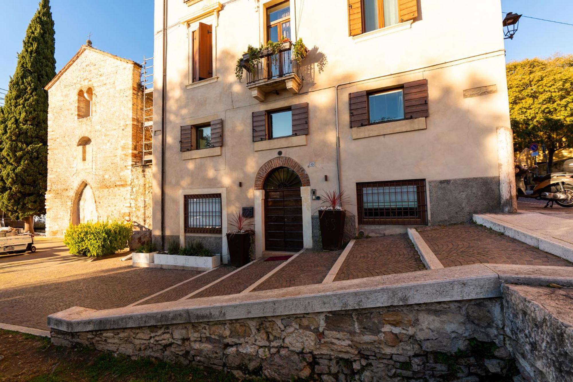 La Finestra Sul Ponte By Postcardsfrom Bed & Breakfast Verona Exterior photo