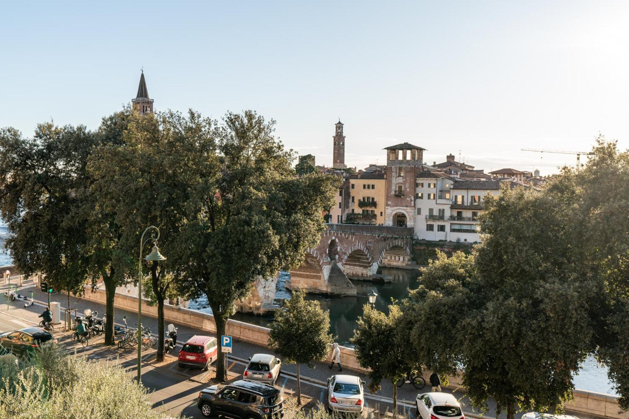 La Finestra Sul Ponte By Postcardsfrom Bed & Breakfast Verona Exterior photo