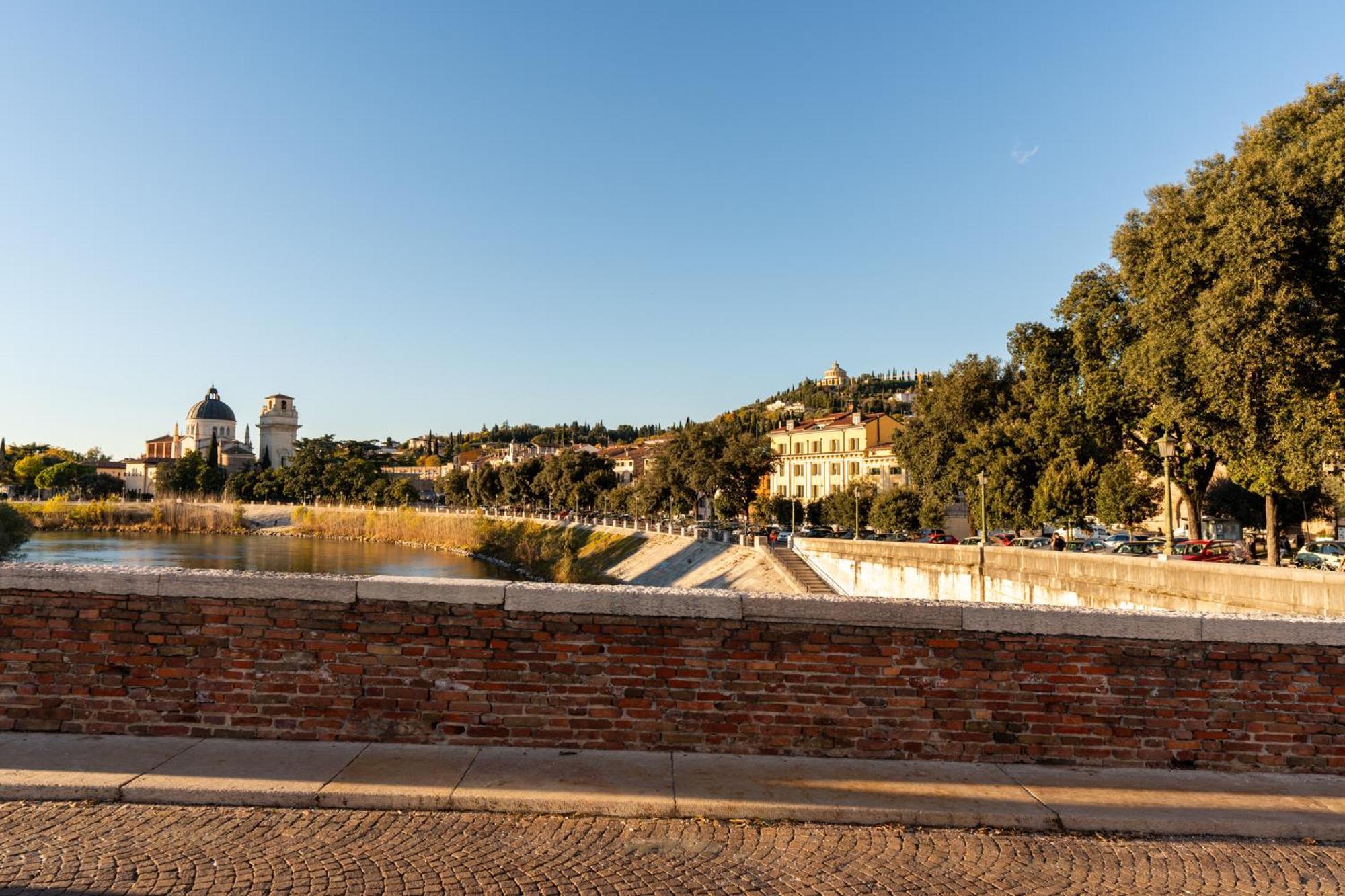 La Finestra Sul Ponte By Postcardsfrom Bed & Breakfast Verona Exterior photo