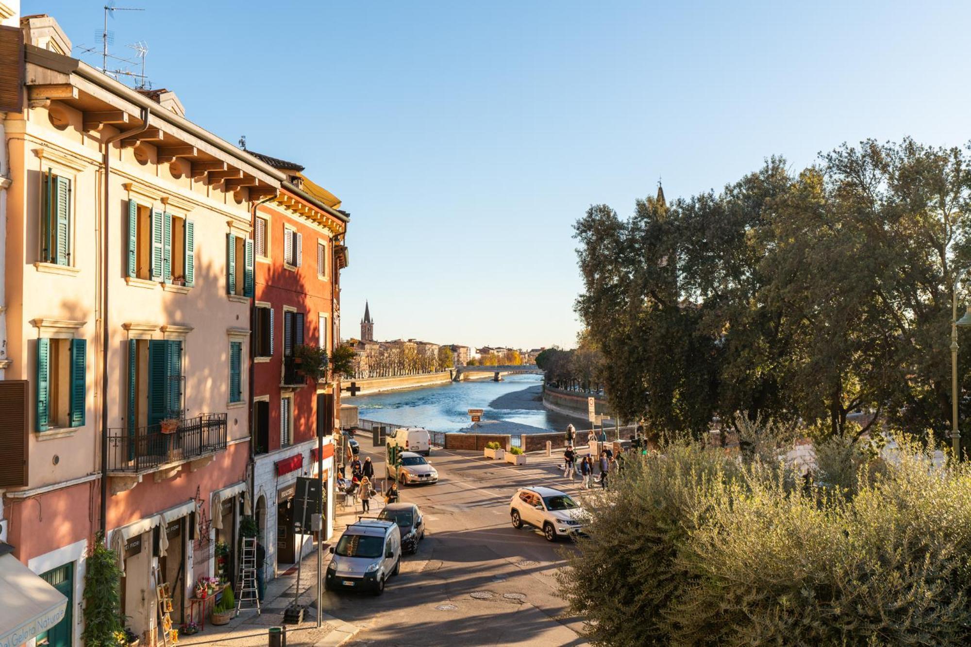 La Finestra Sul Ponte By Postcardsfrom Bed & Breakfast Verona Exterior photo