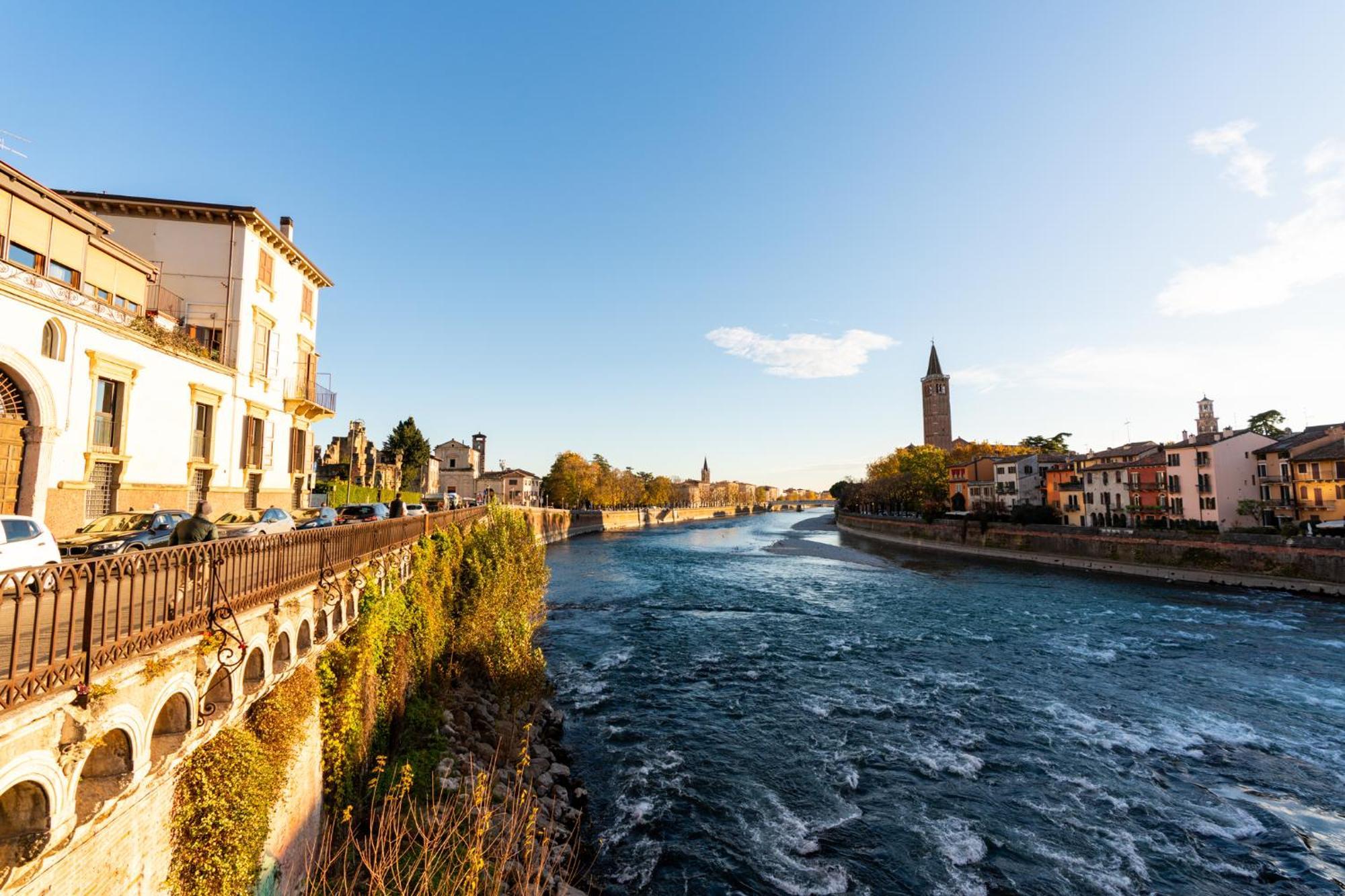 La Finestra Sul Ponte By Postcardsfrom Bed & Breakfast Verona Exterior photo