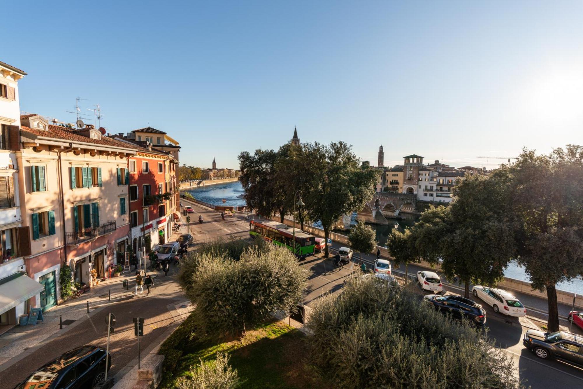 La Finestra Sul Ponte By Postcardsfrom Bed & Breakfast Verona Exterior photo