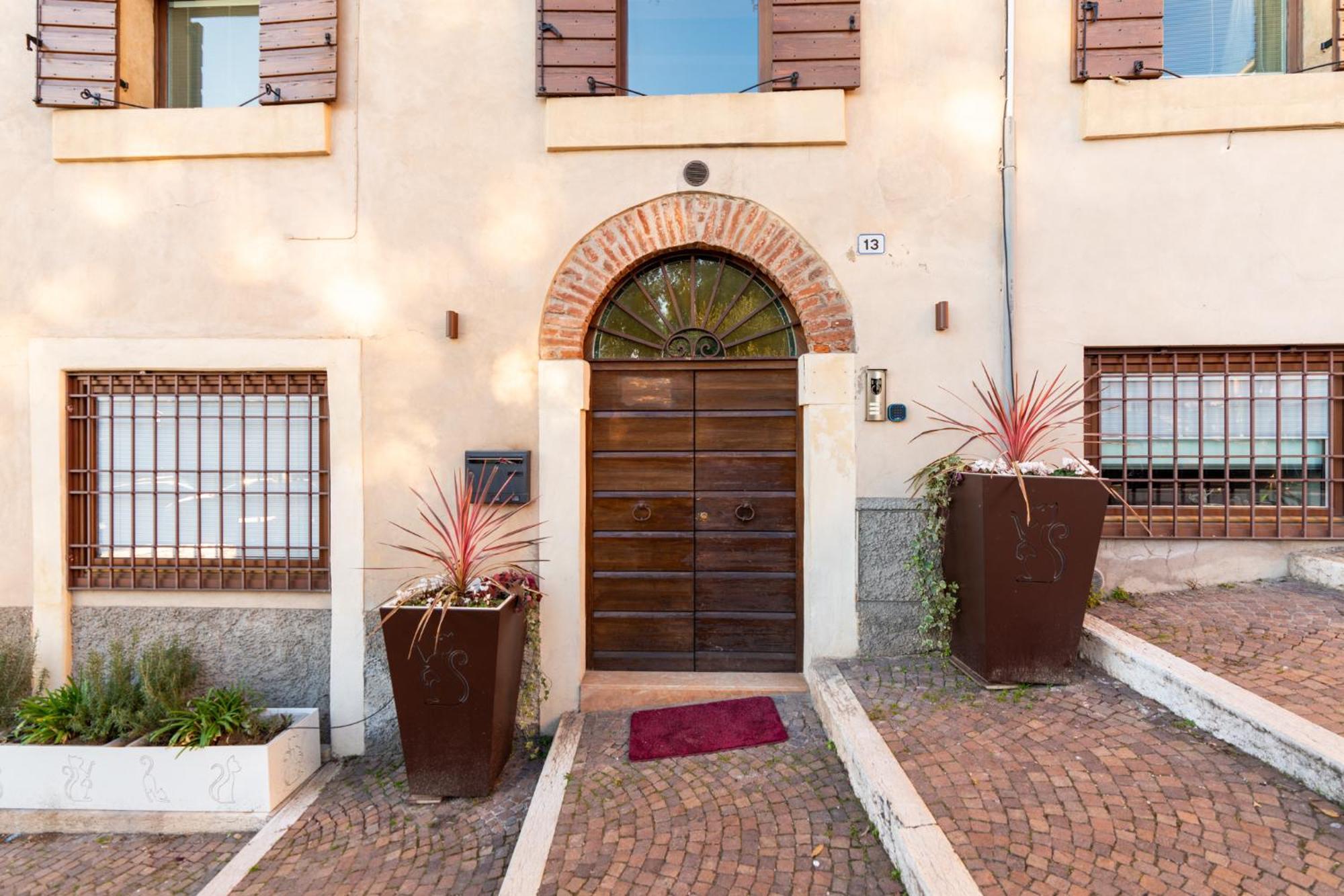 La Finestra Sul Ponte By Postcardsfrom Bed & Breakfast Verona Exterior photo