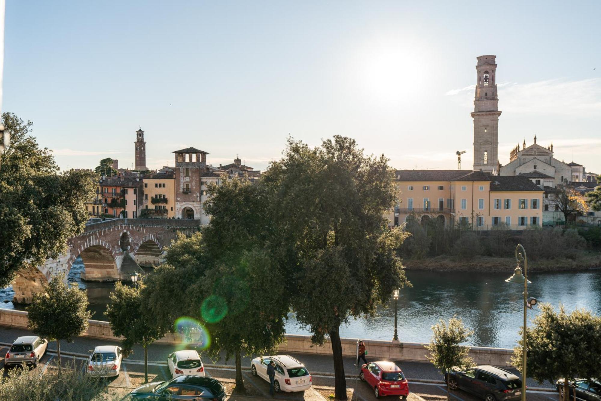 La Finestra Sul Ponte By Postcardsfrom Bed & Breakfast Verona Exterior photo