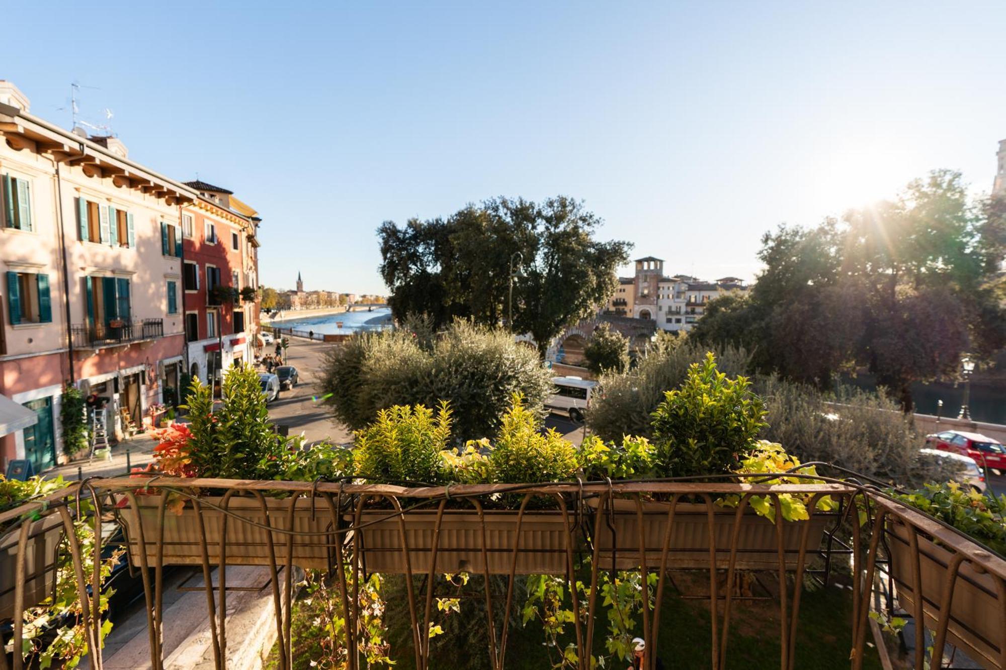 La Finestra Sul Ponte By Postcardsfrom Bed & Breakfast Verona Exterior photo
