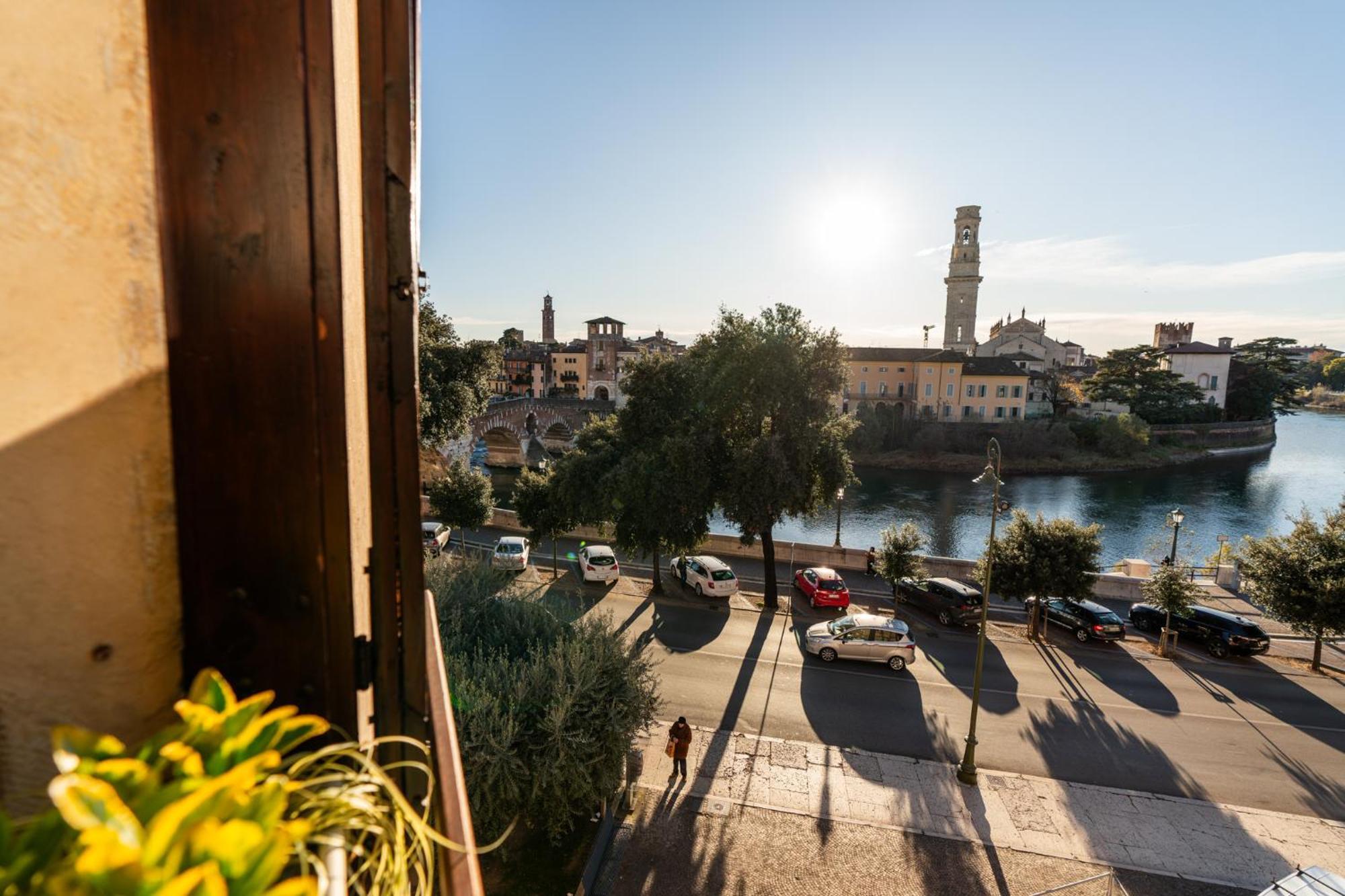 La Finestra Sul Ponte By Postcardsfrom Bed & Breakfast Verona Exterior photo