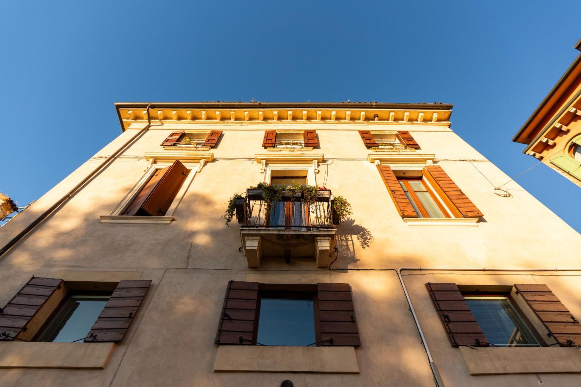 La Finestra Sul Ponte By Postcardsfrom Bed & Breakfast Verona Exterior photo