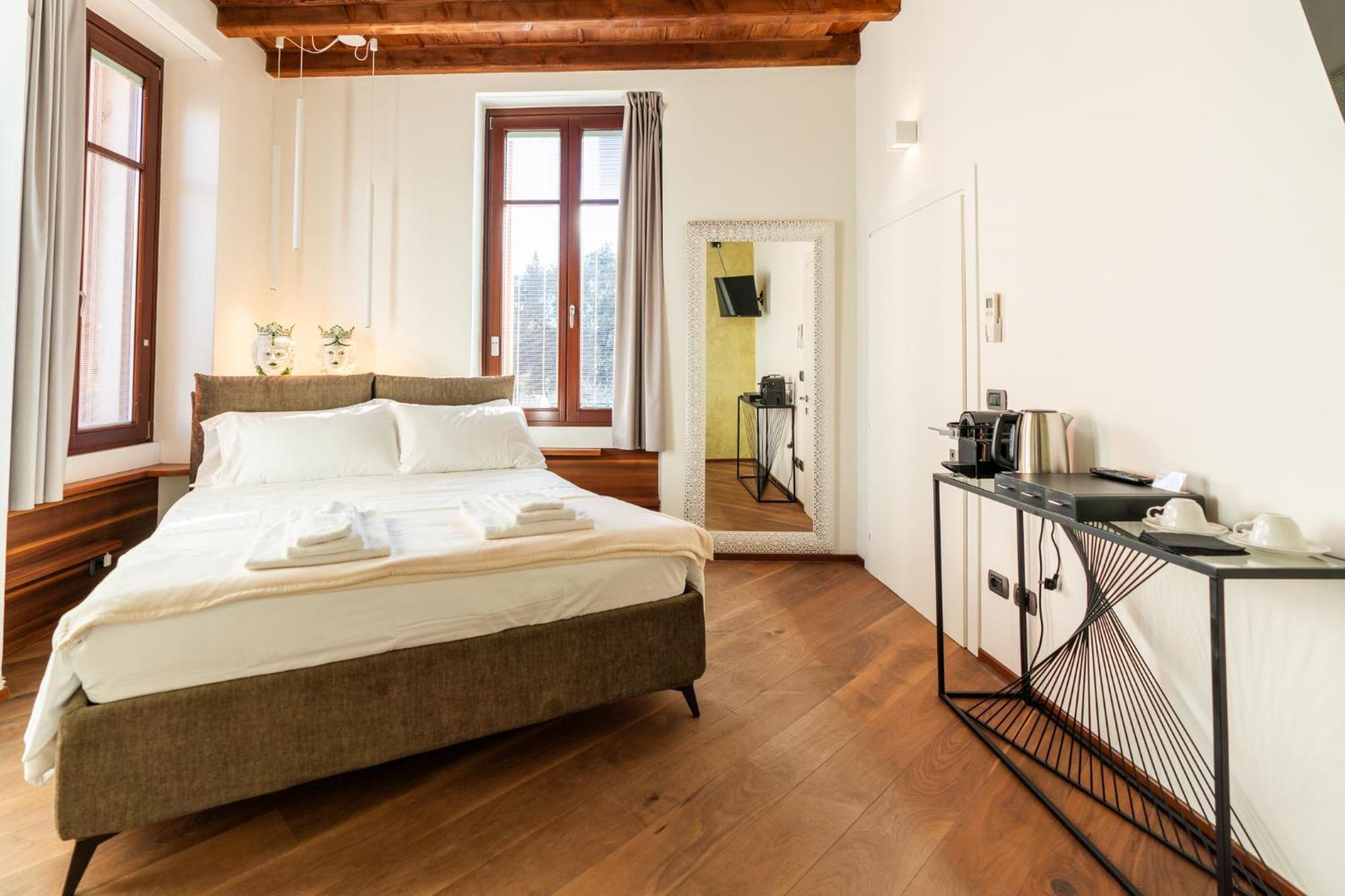 La Finestra Sul Ponte By Postcardsfrom Bed & Breakfast Verona Exterior photo