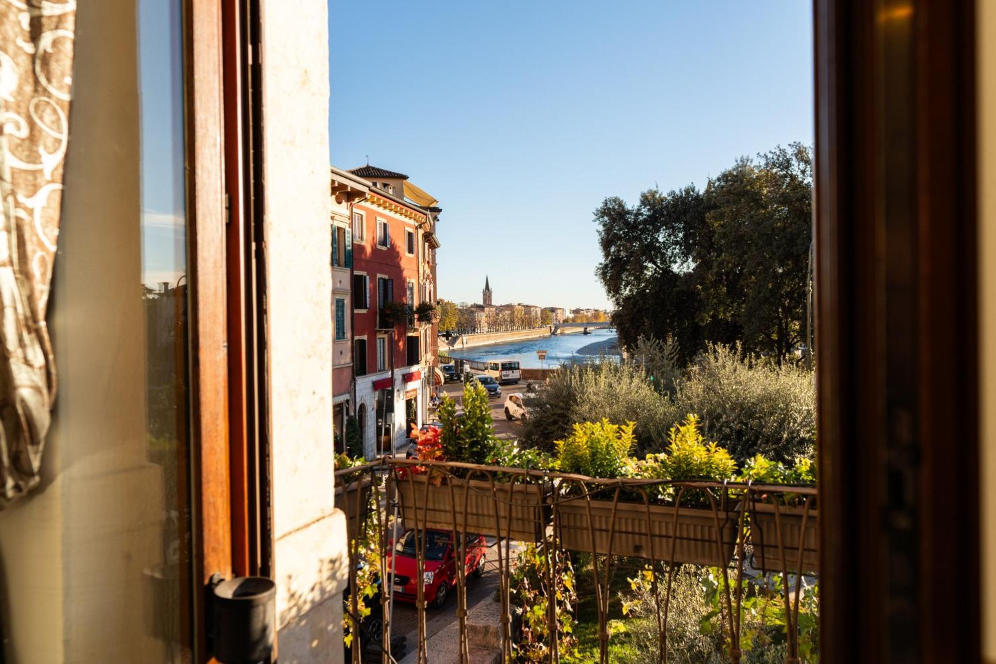 La Finestra Sul Ponte By Postcardsfrom Bed & Breakfast Verona Exterior photo