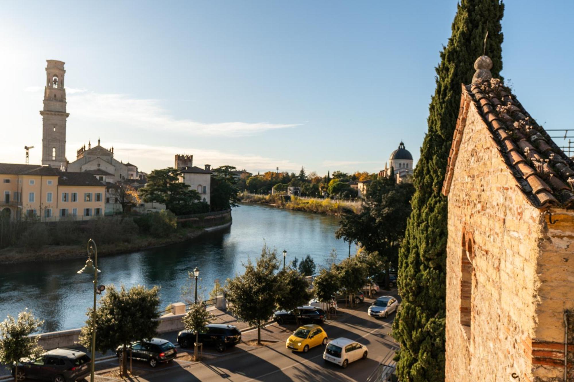 La Finestra Sul Ponte By Postcardsfrom Bed & Breakfast Verona Exterior photo