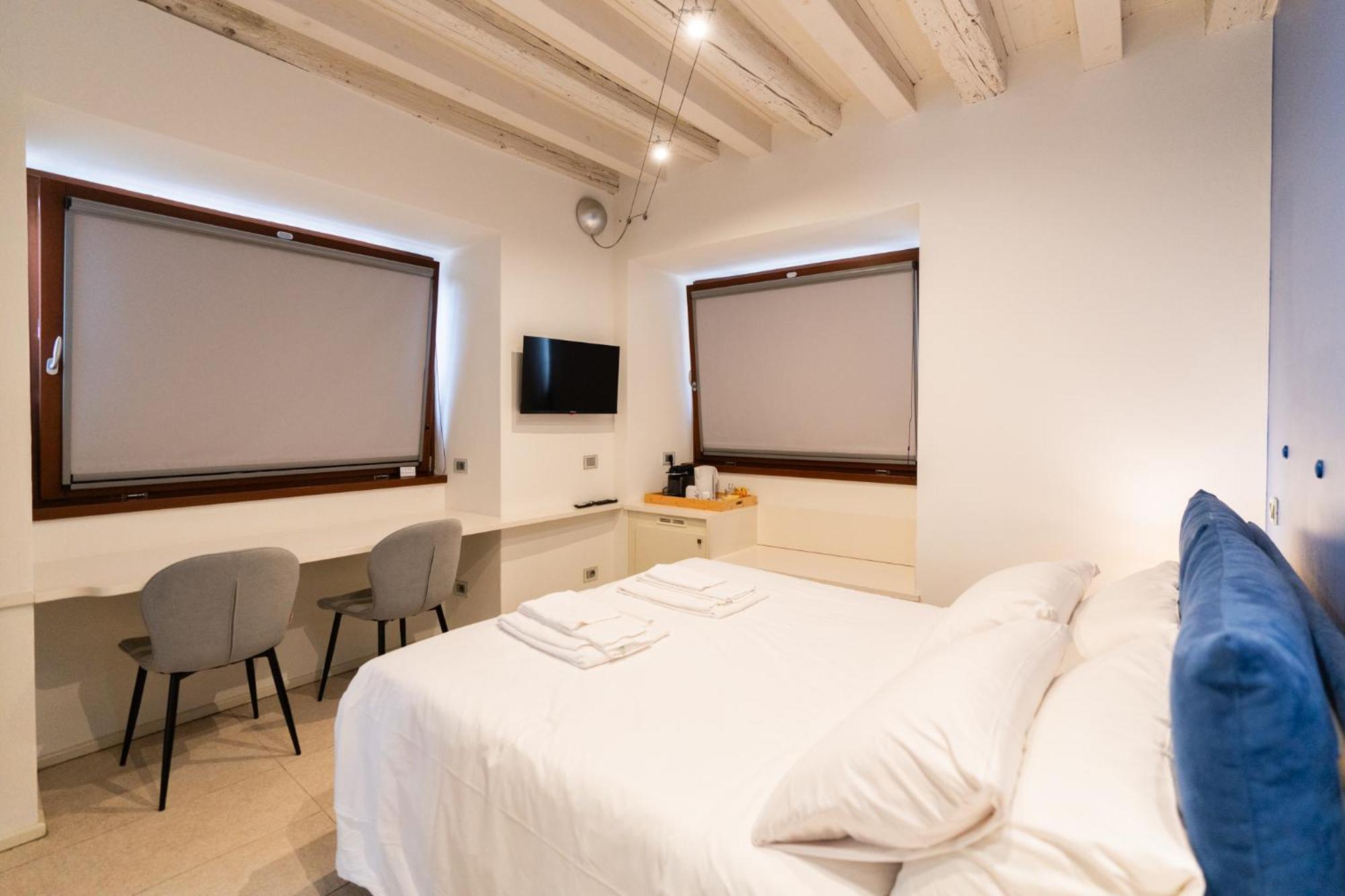 La Finestra Sul Ponte By Postcardsfrom Bed & Breakfast Verona Exterior photo