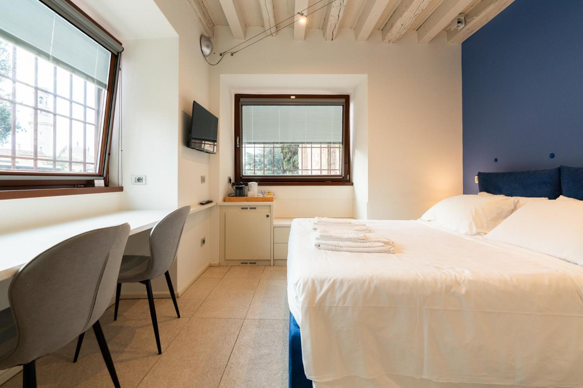 La Finestra Sul Ponte By Postcardsfrom Bed & Breakfast Verona Exterior photo