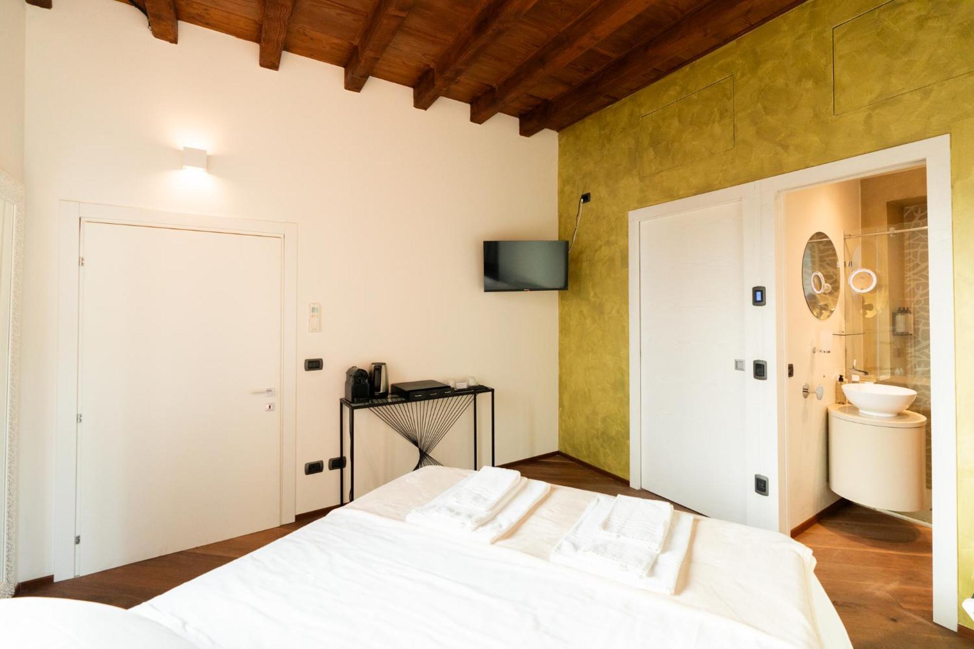 La Finestra Sul Ponte By Postcardsfrom Bed & Breakfast Verona Exterior photo